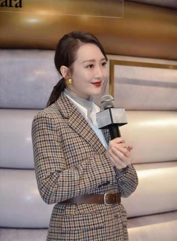 王鷗衣品太絕了，玩“四重疊穿”也不顯累贅，反而高階又有範