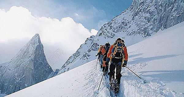 98年，美國女登山家在海拔8千米倒下，9年後有人看不下去將其安葬