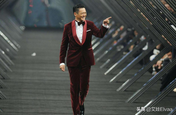 周潤發真會打扮，67歲穿西裝領帶梳大背頭，古稀之年被授博士太帥