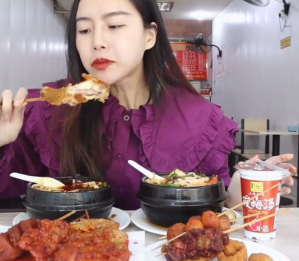 網紅小貝學校開吃播被偶遇，助理擁簇陣勢大，曾豪捐50萬被稱讚