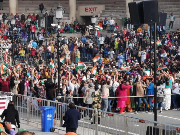 一場莊嚴，滑稽，充滿戲劇性的降旗儀式