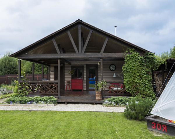 夫妻隱居深山，就地取材造房子，36㎡微型房屋，還帶露臺和桑拿房