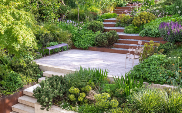 庭院做成階梯式，不用打水泥，廢舊金屬框填滿石礫，一層又一層