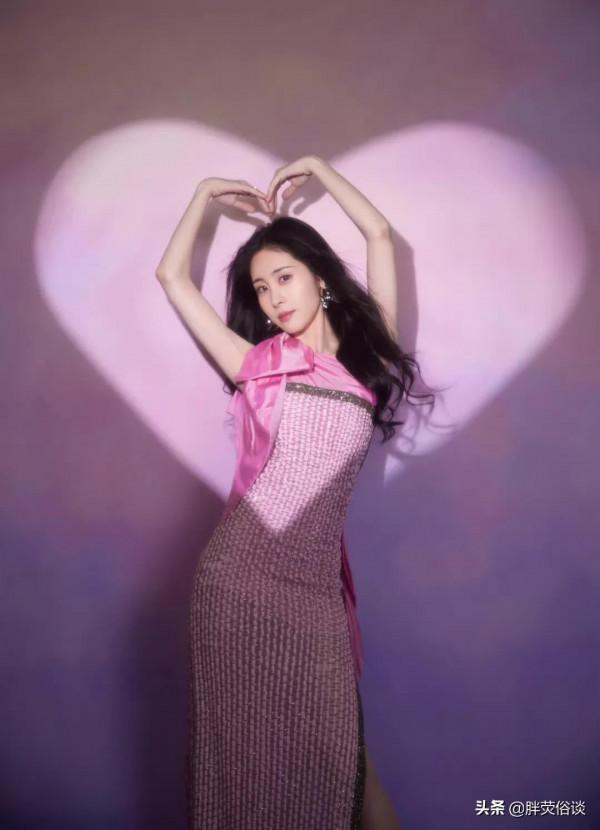 張碧晨一身現代裝很大氣，就是眼光不太好喜歡上了華晨宇