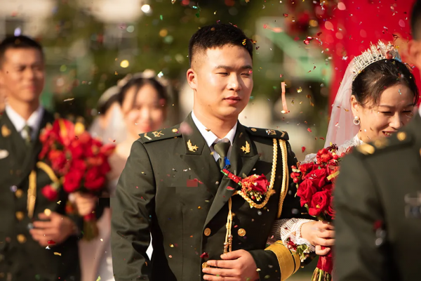 浪漫軍婚:軍車當婚車,嫁人就嫁軍隊好兒郎 浪漫軍婚:軍車當婚車,嫁人就嫁軍隊好兒郎