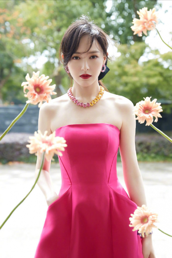 唐嫣，嫣然一笑就是傾城形象的女神