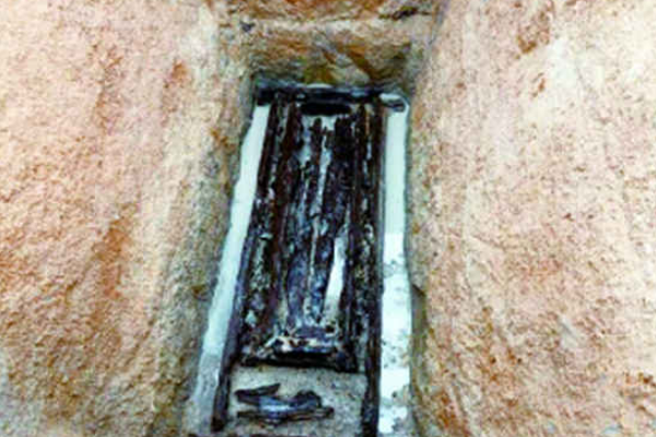 山東一古墓出現金龍玉席,其中還有一刀一劍,墓主人嘴中含有龍珠 山東一古墓出現金龍玉席,其中還有一刀一劍,墓主人嘴中含有龍珠