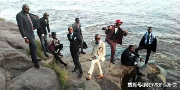 非洲貧民窟的“精美男人”，打工兩年只為買一雙皮鞋，妻兒靠吃葉子當主食