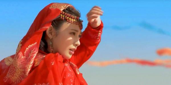 別硬演“異域美人”,有人翩翩起舞一眼萬年,有的還是把臉遮上吧 別硬演“異域美人”,有人翩翩起舞一眼萬年,有的還是把臉遮上吧