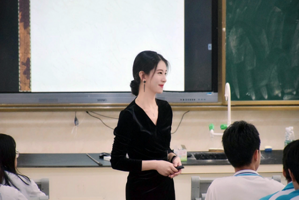 四川高校老師因酷似80年代港星而走紅，網友：學外語的果真不一樣