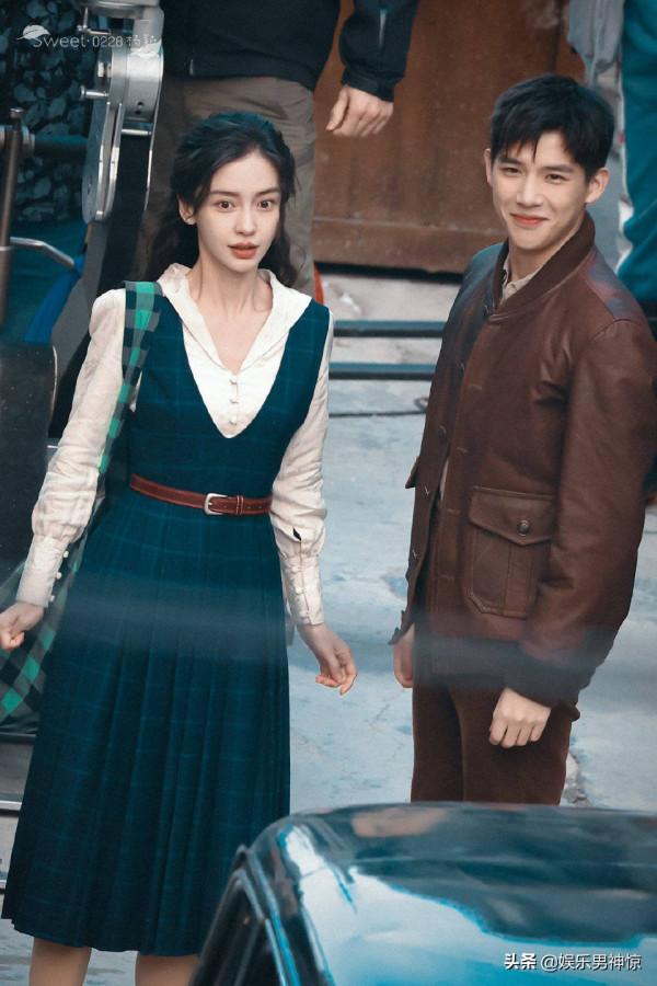 Angelababy新劇路透曝光 捲髮配綠色長裙氣質優雅