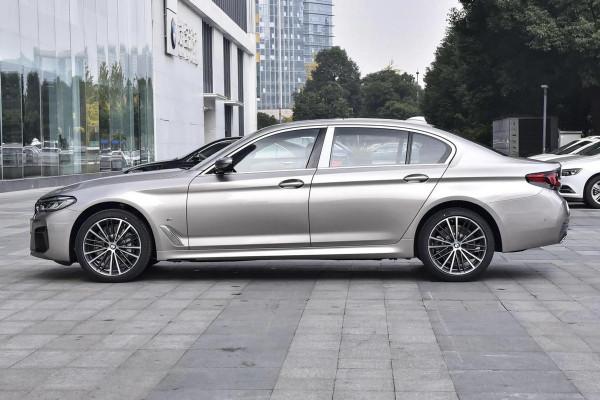 實拍全新寶馬5系，全系2.0T+8AT，家用、運動均兼顧，值得選嗎？