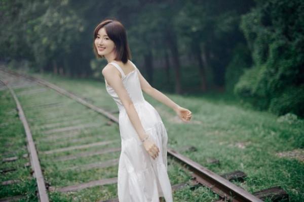 毛曉彤的娃娃臉真減齡,穿小白裙扮“鄰家女孩”,氣質清純又甜美 毛曉彤的娃娃臉真減齡,穿小白裙扮“鄰家女孩”,氣質清純又甜美