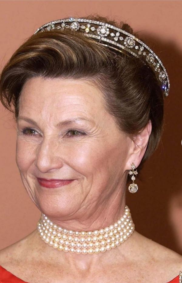 大戶就是不一樣,一下頭戴兩頂頭飾,連詩麗吉王后都無法與之相比 大戶就是不一樣,一下頭戴兩頂頭飾,連詩麗吉王后都無法與之相比