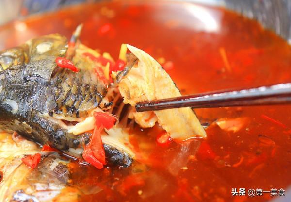 廚師長分享“冷吃鯽魚”的做法，一煮一泡，鮮嫩入味，香辣下飯