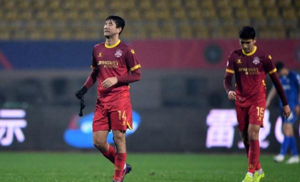 中甲再現搞笑一幕！禁區解圍變成撞牆式烏龍球，對手也不敢相信