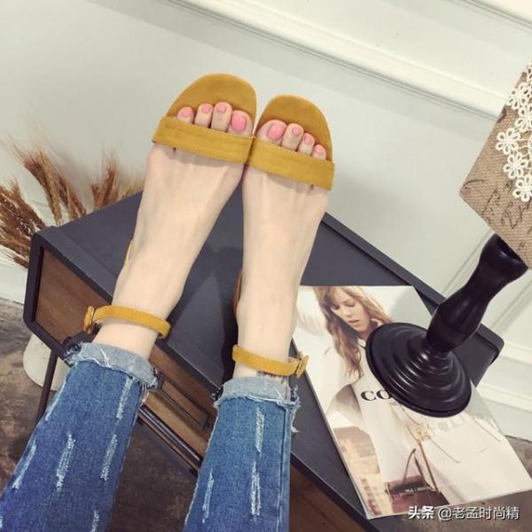 一字扣涼鞋，時髦而且有味道