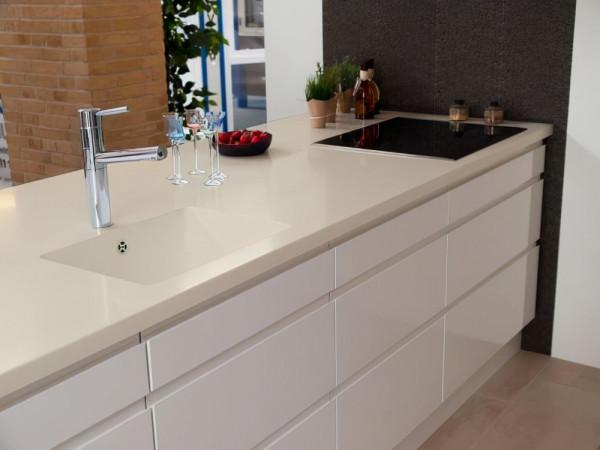 廚房檯面到底要用大理石還是石英石？看了店員的對比，慶幸沒買錯