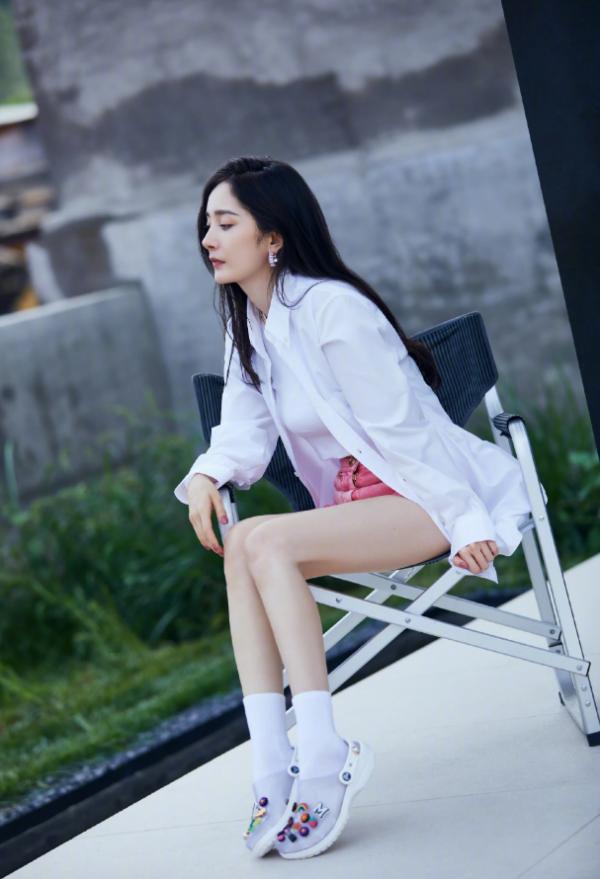 楊冪曬35歲慶生照,復古印花衛衣彰顯溫柔氣質,說是25歲都有人信 楊冪曬35歲慶生照,復古印花衛衣彰顯溫柔氣質,說是25歲都有人信