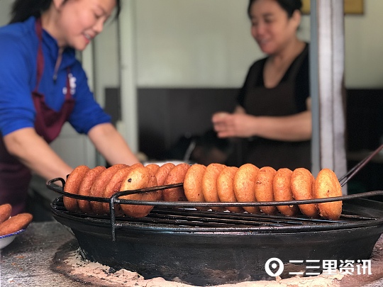一塊錢一個的油糕她賣了近20年,好吃到外嫁的姑娘還要帶著走 一塊錢一個的油糕她賣了近20年,好吃到外嫁的姑娘還要帶著走