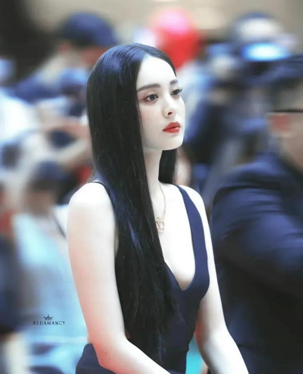 古力娜扎，直髮黑禮服。直接絕絕子好吧！@古力娜扎