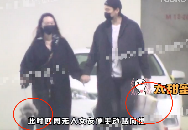 于小彤深夜與女友逛街，貼心幫忙拿購物袋，兩人一路手牽手超甜蜜