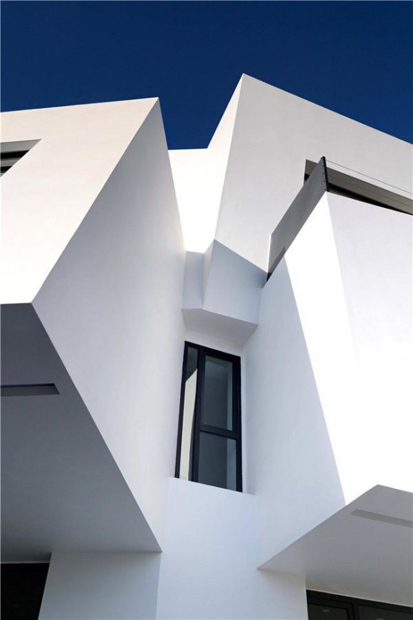 地基不夠,“身高”來湊 / 懸式住宅 地基不夠,“身高”來湊 / 懸式住宅