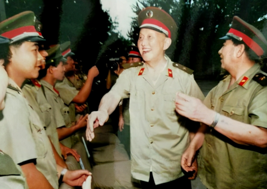 洪學智夫婦行軍途中遇到何事，向百姓說：老鄉，收下我們的孩子吧