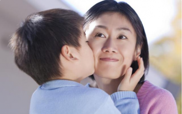 孩子喜歡“貼著媽媽”睡覺，是在表達“另類飢餓”，注意別拒絕