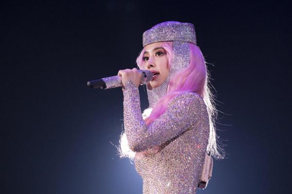 除了蔡依林，還有誰敢這樣穿？一襲高開叉連衣裙，配一頭粉色頭髮