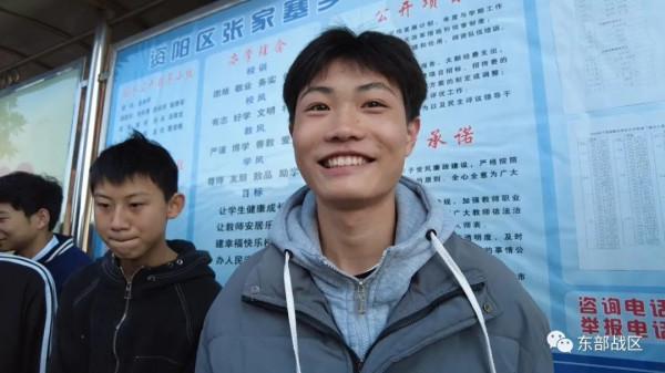 立功喜報送進學校,軍嫂直呼感動,學生當場沸騰…… 立功喜報送進學校,軍嫂直呼感動,學生當場沸騰……