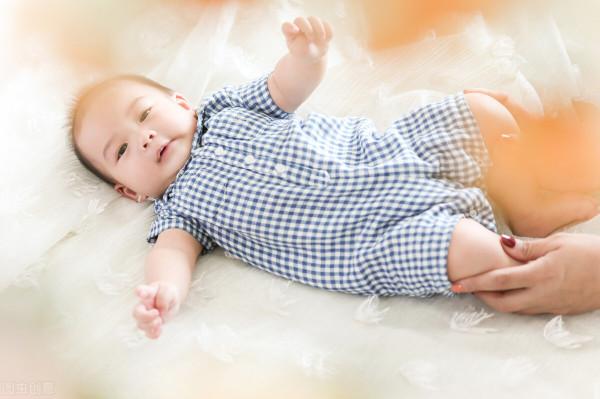 為了讓我平安降生，父親不顧爺爺的叮囑，撿起了奶奶接生的手藝