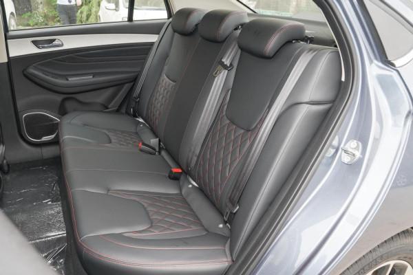 配1&period;5L發動機&plus;CVT變速箱，百公里油耗6&period;9L，艾瑞澤GX怎麼樣？