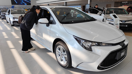 堂弟想買車，看中新上市的2022款雷凌運動版，落地15萬內很滿意