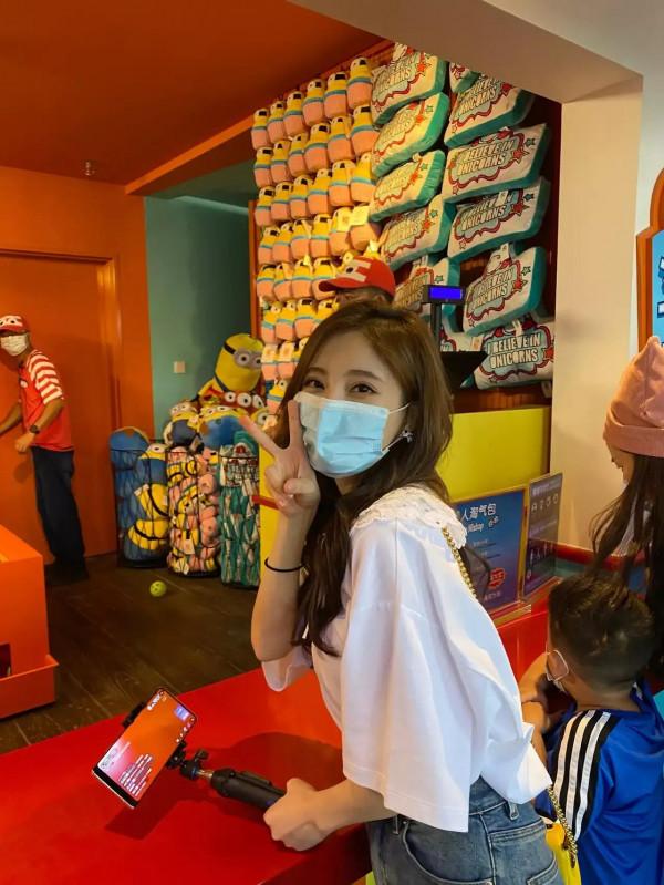 環球影城神秘顧客到訪,遊客紛紛求合影,網友直呼除了個子矮點,顏值無死角 環球影城神秘顧客到訪,遊客紛紛求合影,網友直呼除了個子矮點,顏值無死角