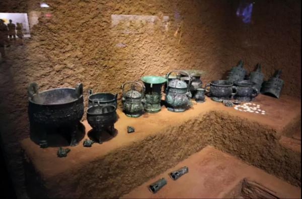 村民偶然挖出18件青銅器,原以為“犯了法”,專家卻獎勵他400塊 村民偶然挖出18件青銅器,原以為“犯了法”,專家卻獎勵他400塊