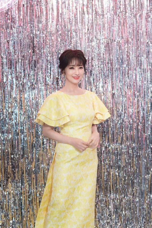 趙雅芝有點“為老不尊”了，這麼大歲數了穿得還挺精緻，太美了