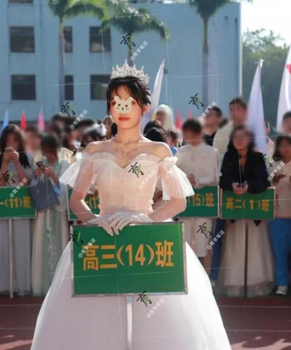 高中女生穿“露肩裝”現身運動會，美不勝收，有人直言不合適