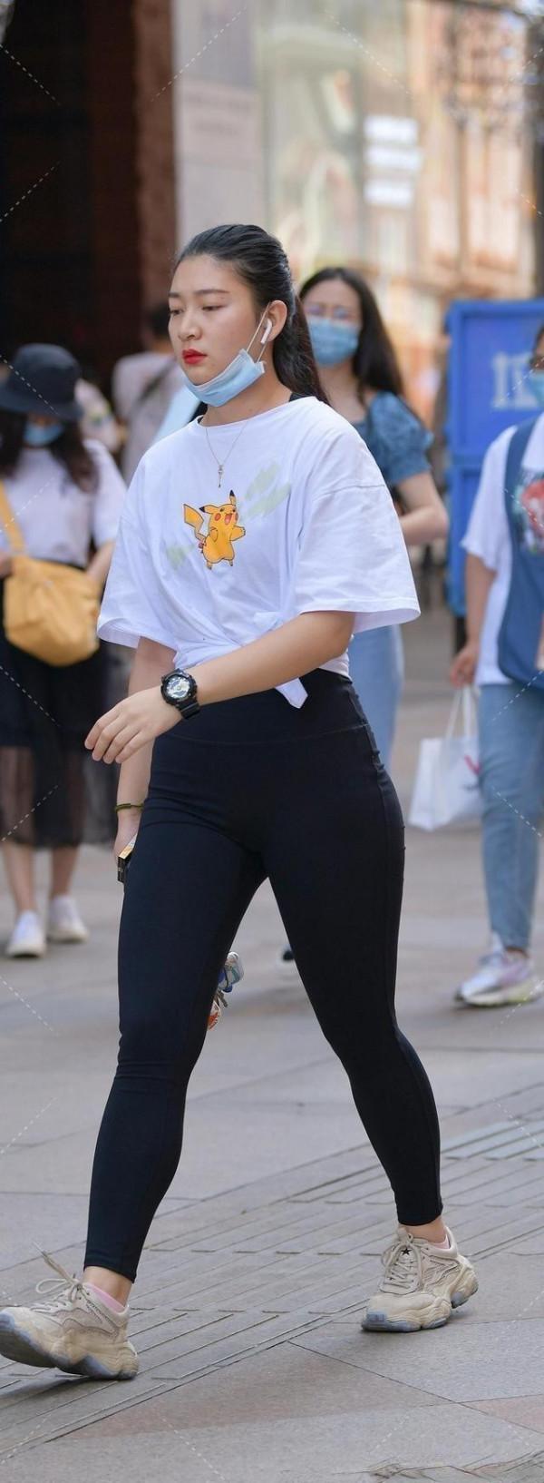 打底褲遮肉的穿搭秘籍，選擇合身的裙型，儀態典雅