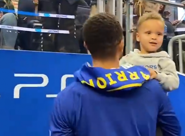 輕鬆打卡下班，庫裡賽後和兒女們溫馨互動！幸福一家令人羨慕