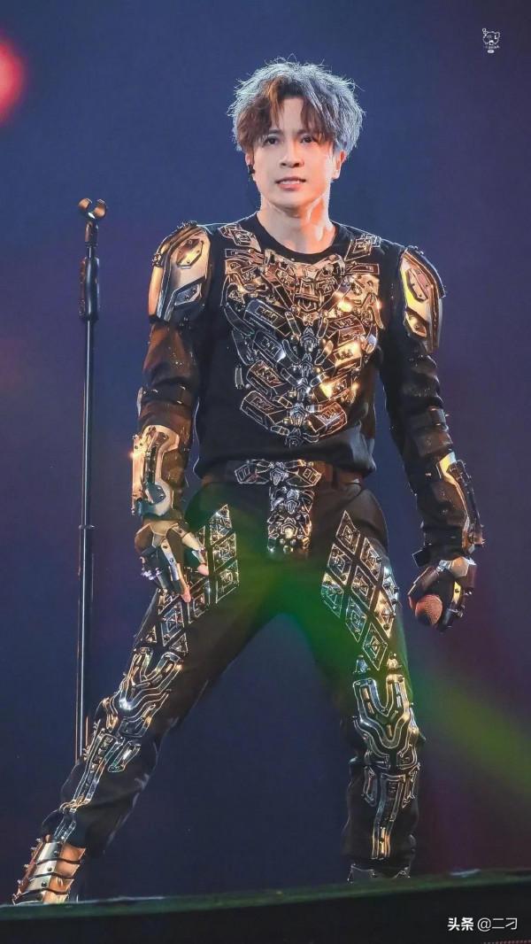 薛之謙的這套金屬盔甲造型可太絕了，星際執行官薛之謙