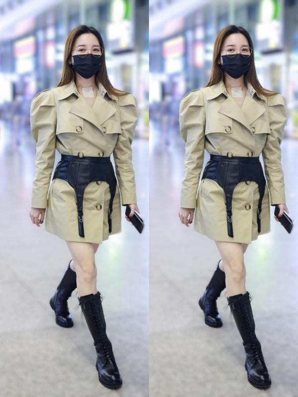 金莎私底下還挺成熟的，穿羊腿袖風衣配皮腰封，帥氣打扮好颯爽