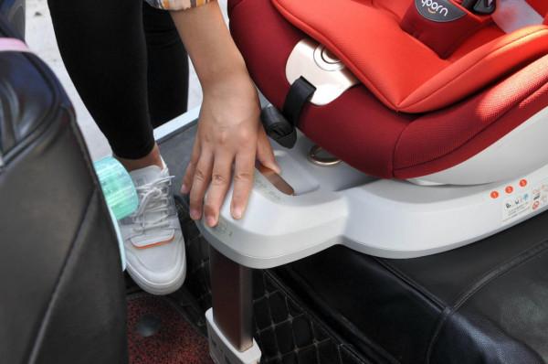 「開箱+全方位測評」上車實測 qborn 0-12歲兒童安全座椅 「開箱+全方位測評」上車實測 qborn 0-12歲兒童安全座椅