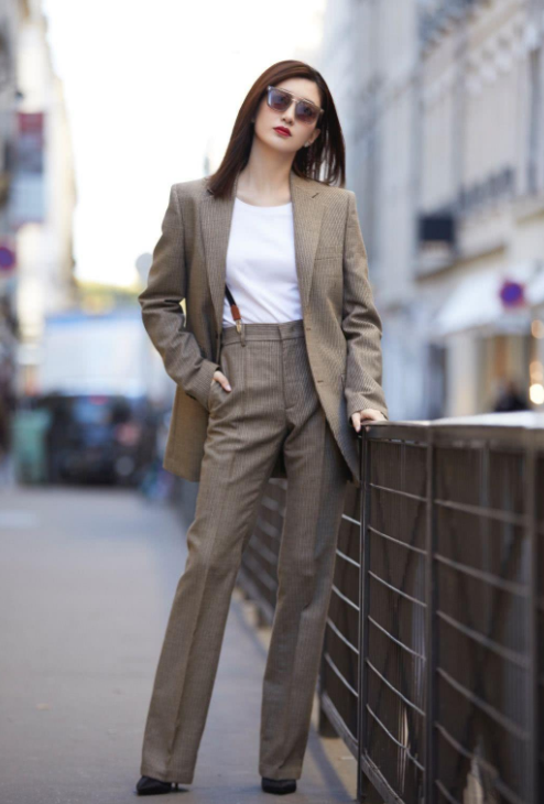 怎麼穿搭才不顯老？35歲的女性選擇輕熟風，更減齡優雅