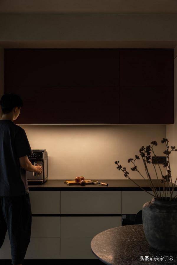 一進他家，彷彿世界都安靜了下來，全屋空靈雅韻，沒有一絲俗氣