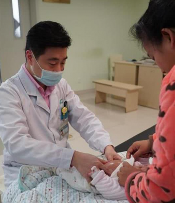 寶寶吐奶光拍嗝沒有用！媽媽要學會用6招來預防更有用