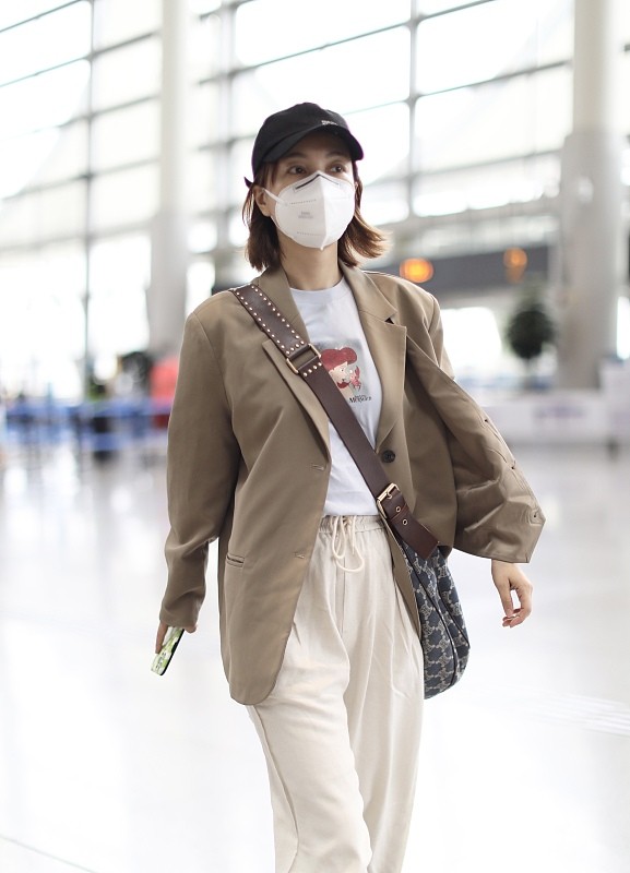 吳昕衣品“開掛”後太驚豔，西裝配上休閒褲，休閒正式風輕鬆拿捏