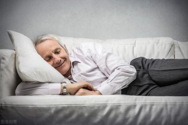 65歲大爺自述:退休金每月5500,住到兒子家後,只能抽5元一包煙 65歲大爺自述:退休金每月5500,住到兒子家後,只能抽5元一包煙