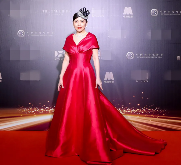 又來電影節紅毯，景甜黑白配帥瘋了，兩位娘娘差距大，劉燁好敢啊