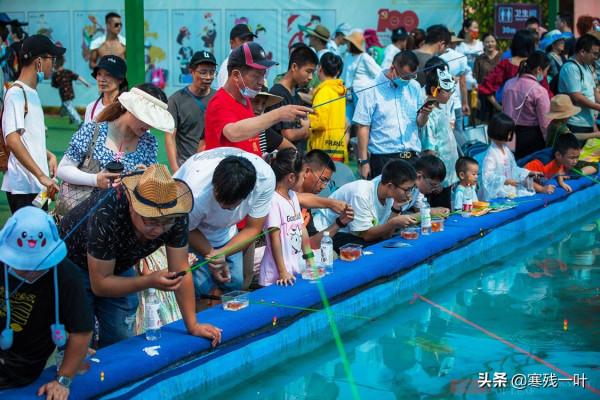 一個簡易魚池，一根魚竿30塊，遊客路過就邁不開腿，為何這麼火？